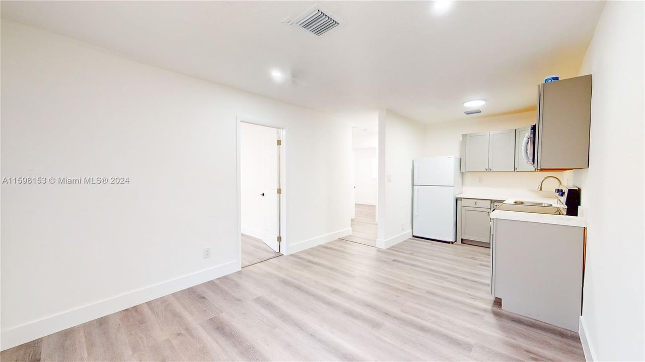 Recently Rented: $1,900 (3 beds, 1 baths, 1924 Square Feet)