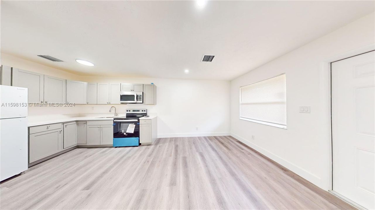Active With Contract: $1,900 (3 beds, 1 baths, 1924 Square Feet)