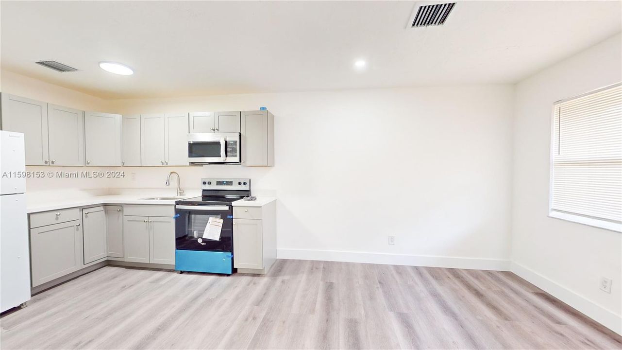 Active With Contract: $1,900 (3 beds, 1 baths, 1924 Square Feet)