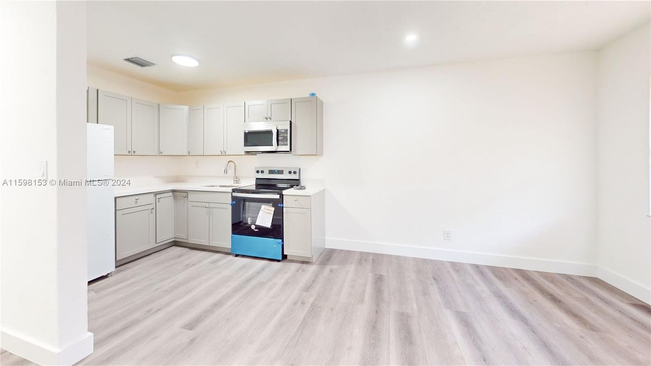 Active With Contract: $1,900 (3 beds, 1 baths, 1924 Square Feet)