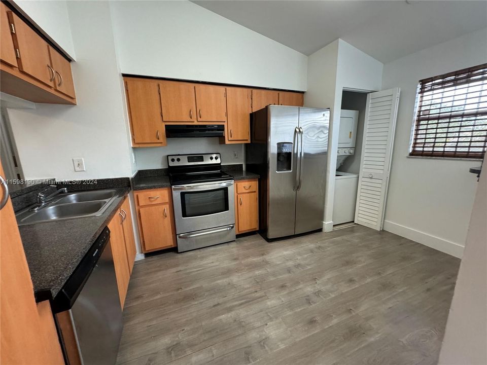 Active With Contract: $2,000 (1 beds, 1 baths, 1120 Square Feet)