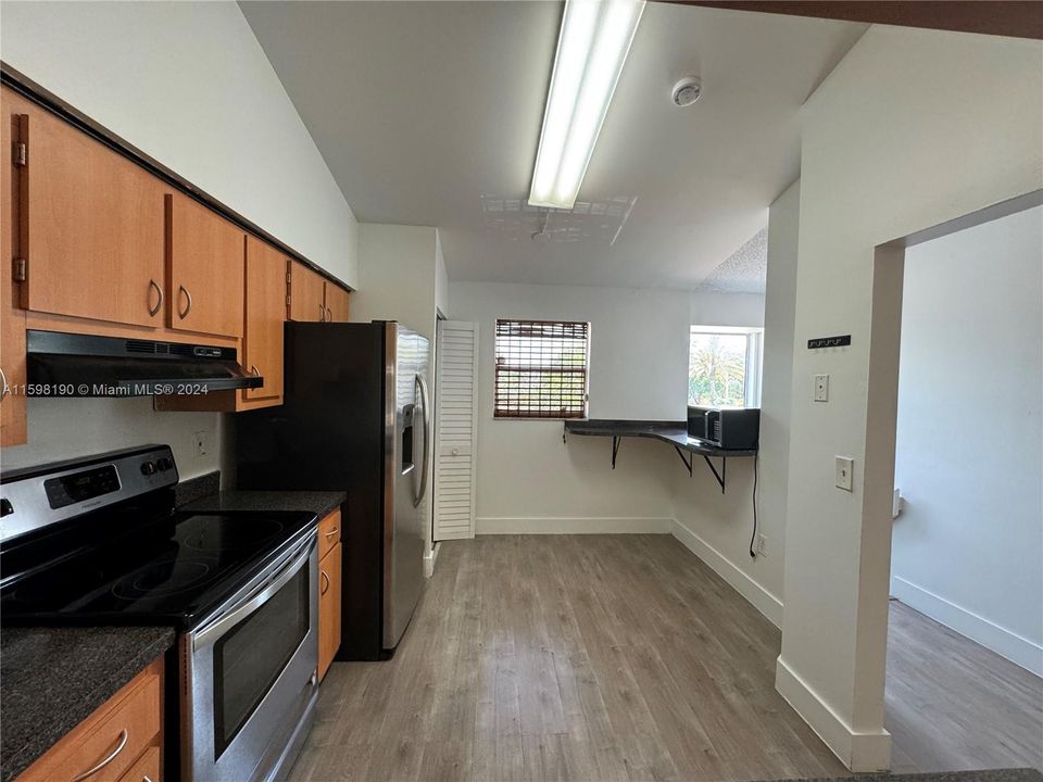 Active With Contract: $2,000 (1 beds, 1 baths, 1120 Square Feet)