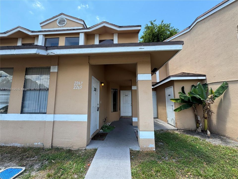 Active With Contract: $2,000 (1 beds, 1 baths, 1120 Square Feet)