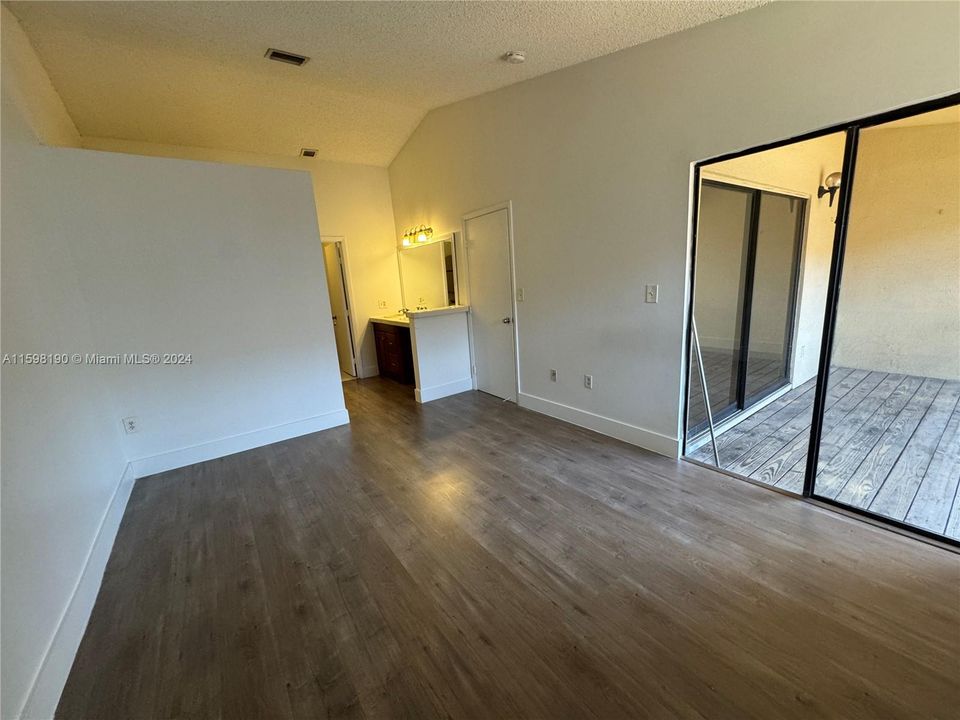 Active With Contract: $2,000 (1 beds, 1 baths, 1120 Square Feet)