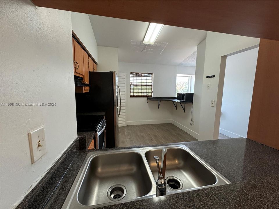 Active With Contract: $2,000 (1 beds, 1 baths, 1120 Square Feet)