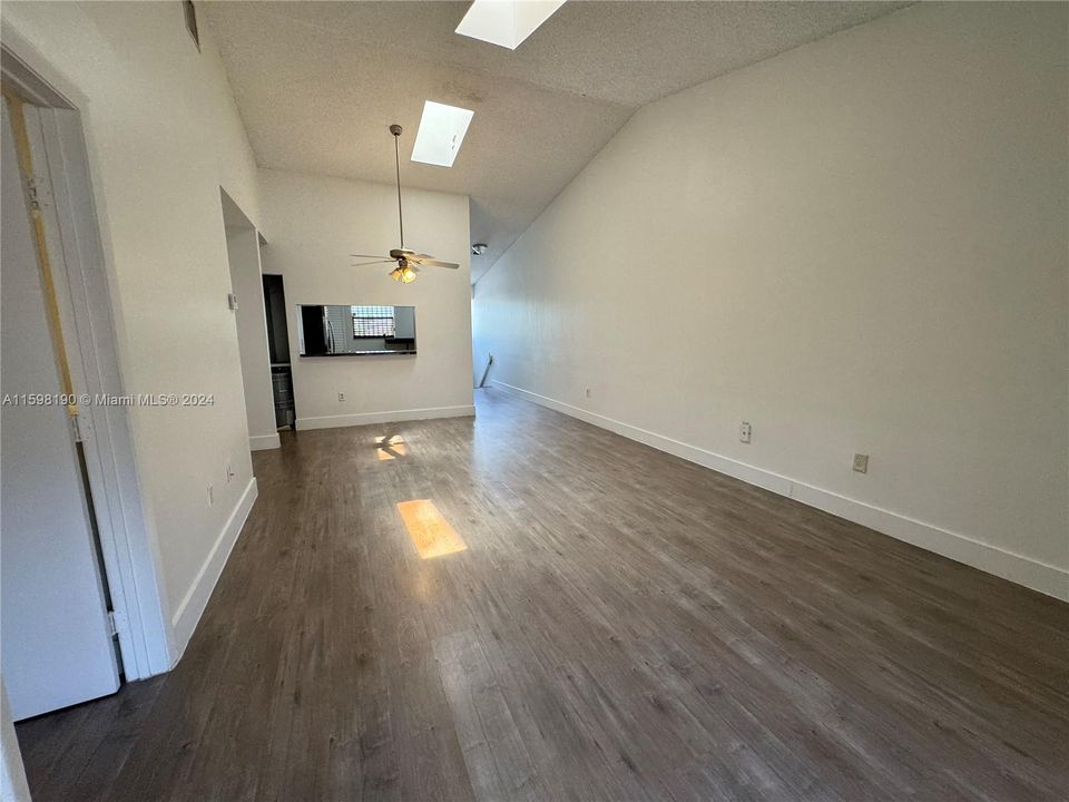 Active With Contract: $2,000 (1 beds, 1 baths, 1120 Square Feet)