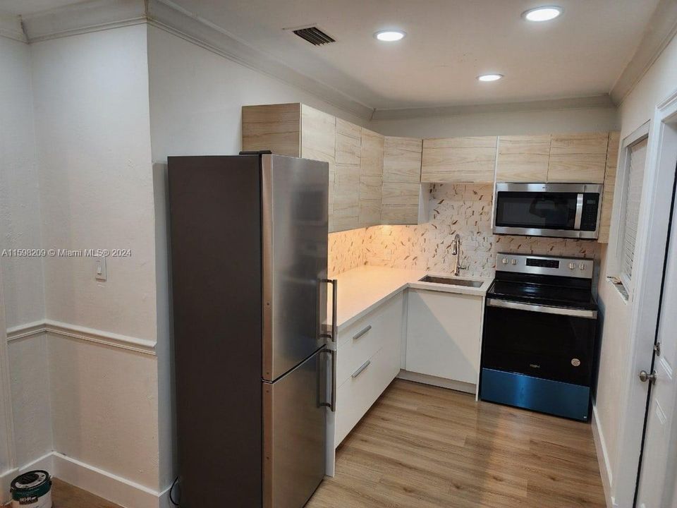 For Rent: $1,750 (1 beds, 1 baths, 1296 Square Feet)