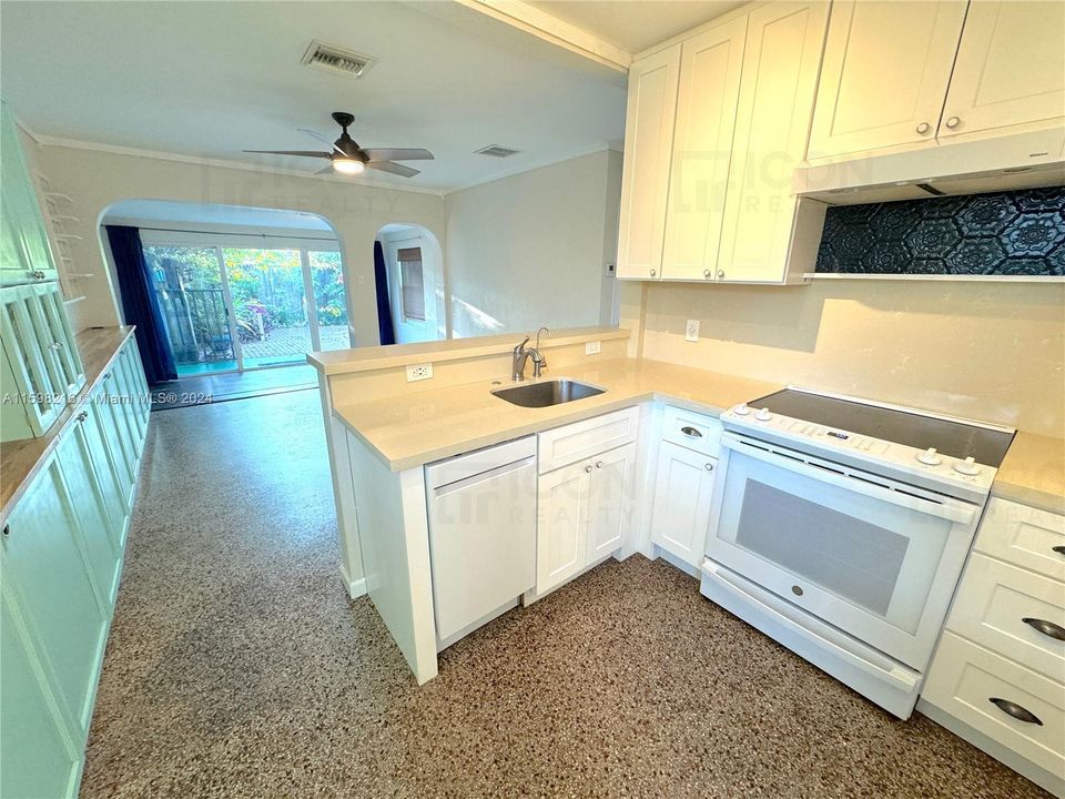 Active With Contract: $2,495 (2 beds, 1 baths, 820 Square Feet)