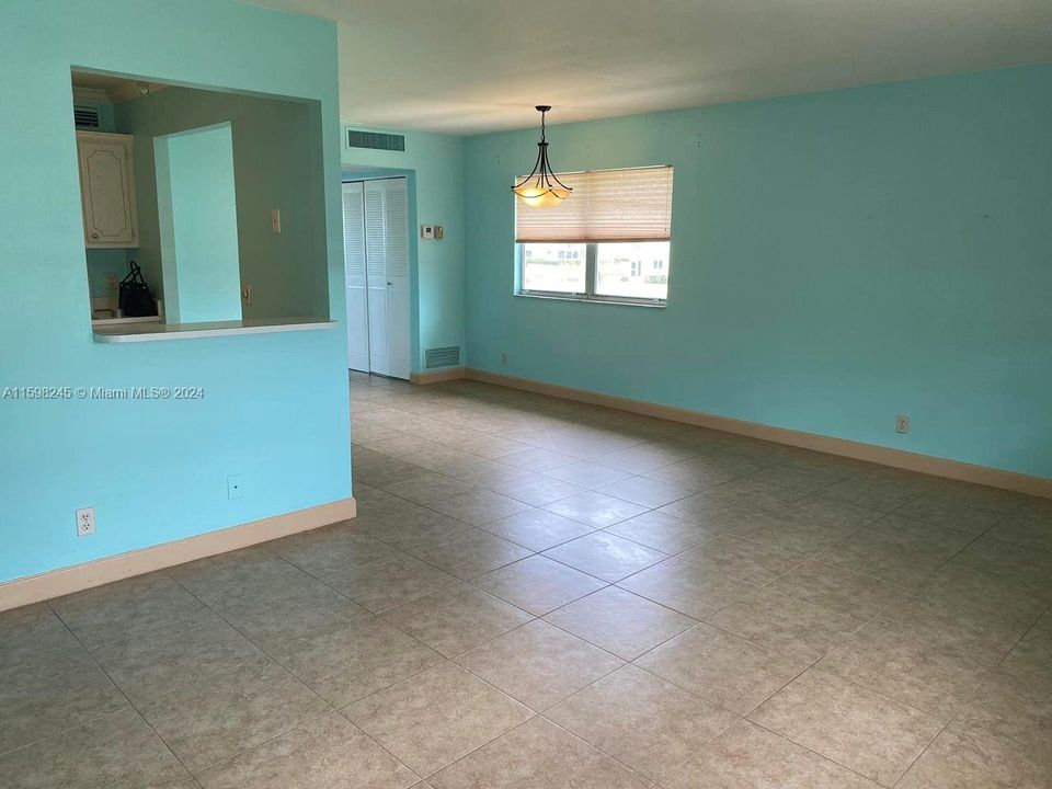 Active With Contract: $74,900 (1 beds, 1 baths, 720 Square Feet)