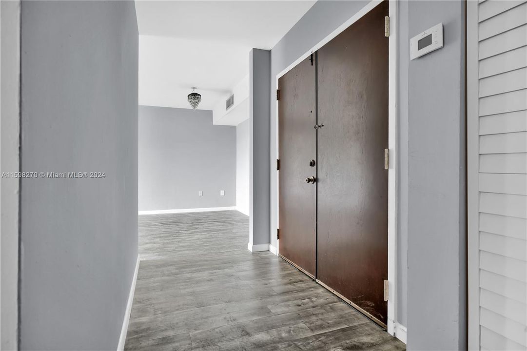 For Sale: $310,000 (2 beds, 2 baths, 1170 Square Feet)