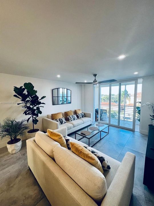 Active With Contract: $375,000 (1 beds, 1 baths, 720 Square Feet)