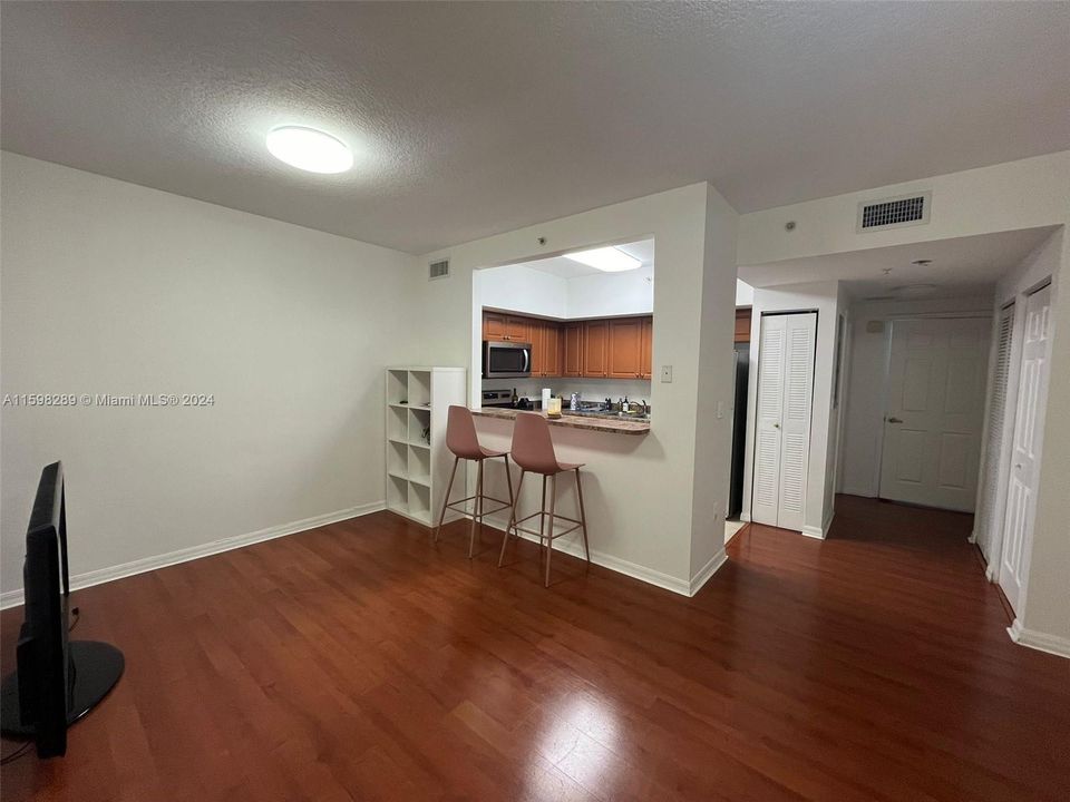 Active With Contract: $1,750 (1 beds, 1 baths, 598 Square Feet)