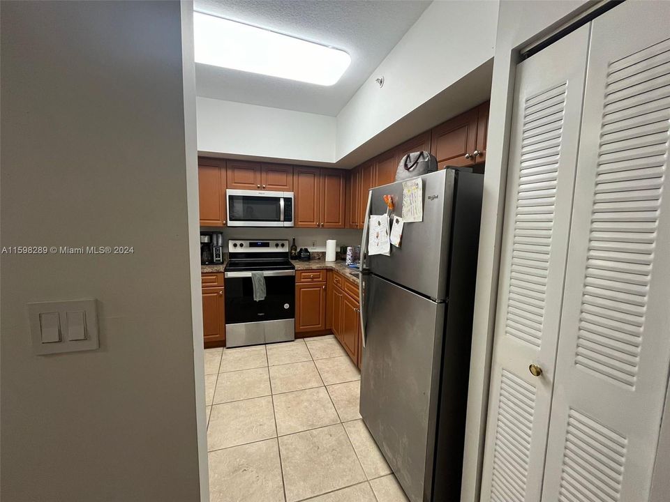 Active With Contract: $1,750 (1 beds, 1 baths, 598 Square Feet)