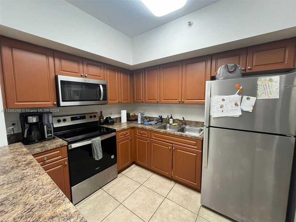 Active With Contract: $1,750 (1 beds, 1 baths, 598 Square Feet)
