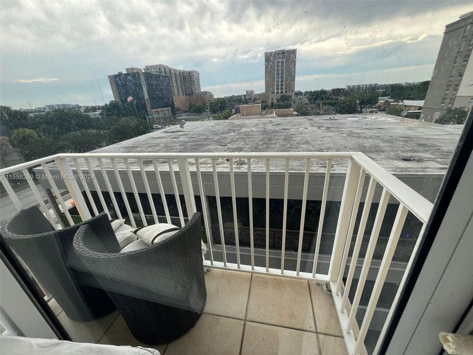 Active With Contract: $1,750 (1 beds, 1 baths, 598 Square Feet)