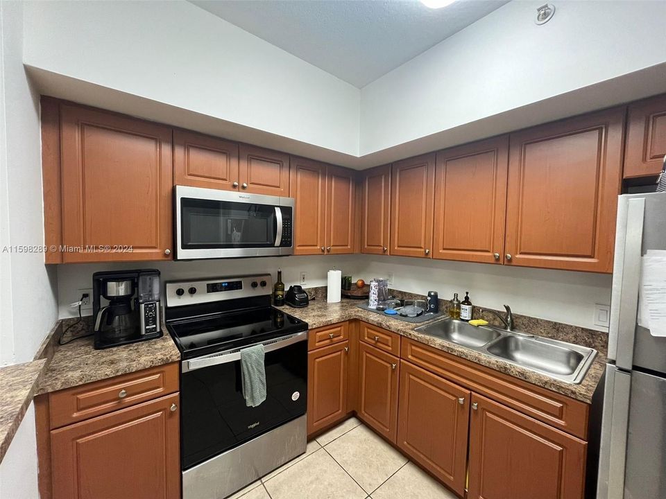 Active With Contract: $1,750 (1 beds, 1 baths, 598 Square Feet)