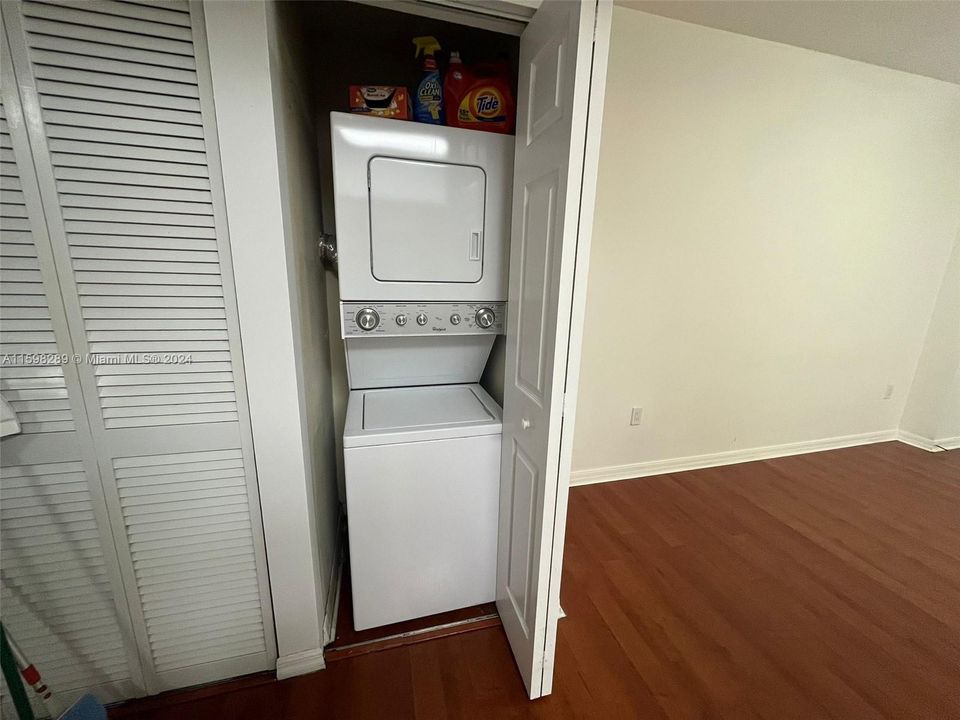 Active With Contract: $1,750 (1 beds, 1 baths, 598 Square Feet)