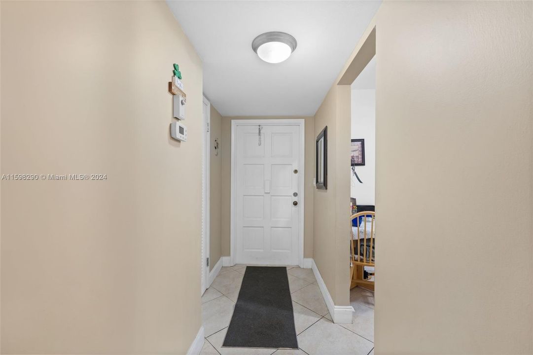 For Sale: $230,000 (2 beds, 2 baths, 899 Square Feet)