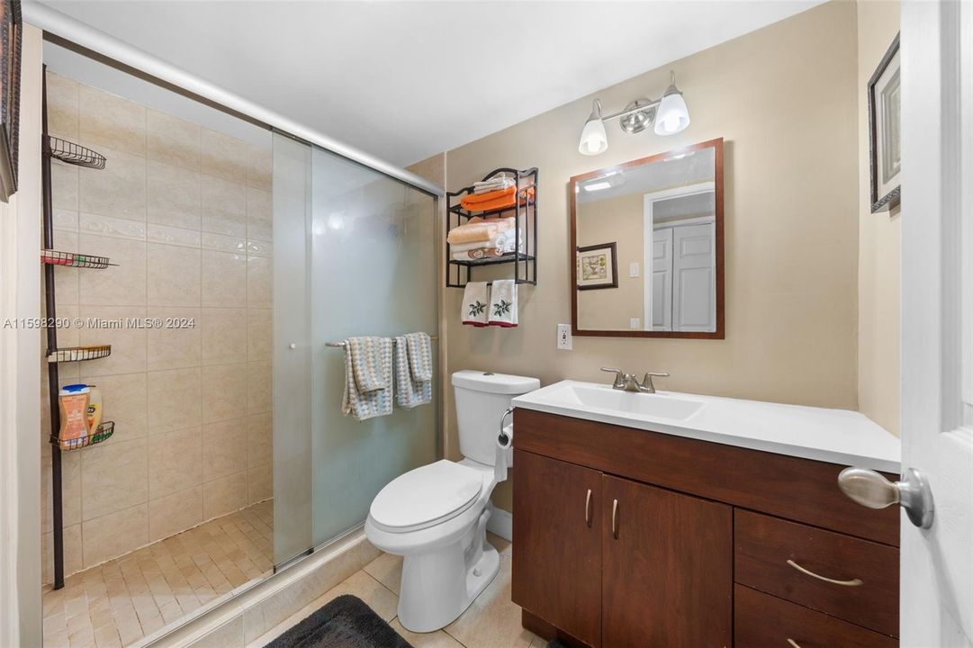 For Sale: $230,000 (2 beds, 2 baths, 899 Square Feet)