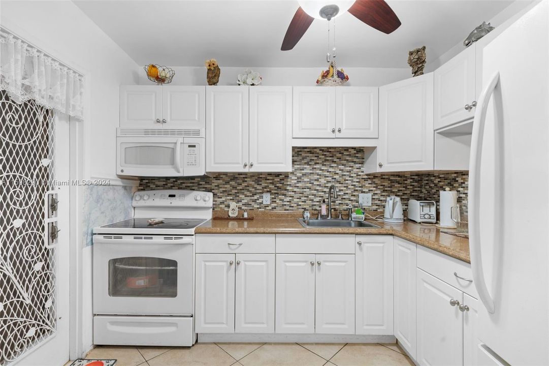 For Sale: $230,000 (2 beds, 2 baths, 899 Square Feet)
