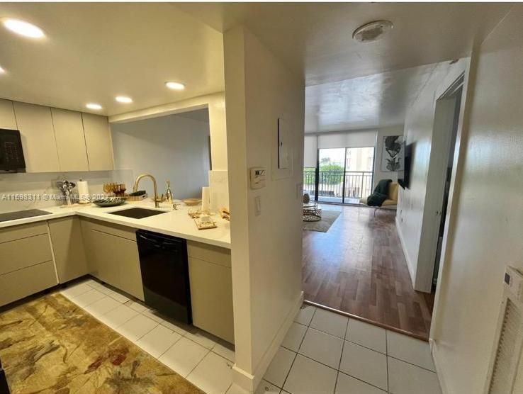 Recently Rented: $3,000 (1 beds, 1 baths, 700 Square Feet)