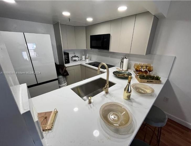 Recently Rented: $3,000 (1 beds, 1 baths, 700 Square Feet)