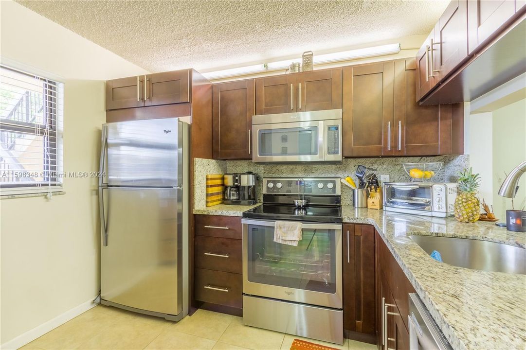 For Sale: $300,000 (2 beds, 2 baths, 790 Square Feet)
