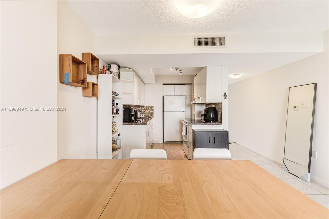 For Sale: $220,000 (1 beds, 1 baths, 710 Square Feet)