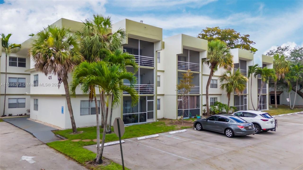 Active With Contract: $2,295 (2 beds, 2 baths, 944 Square Feet)