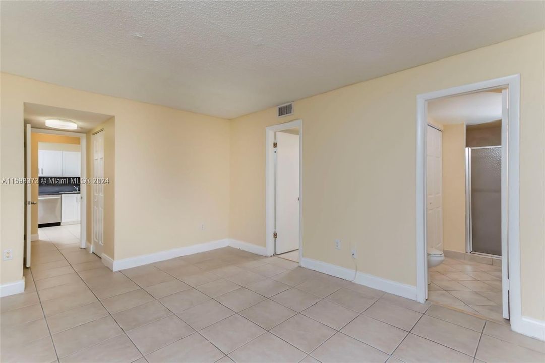 Active With Contract: $2,295 (2 beds, 2 baths, 944 Square Feet)