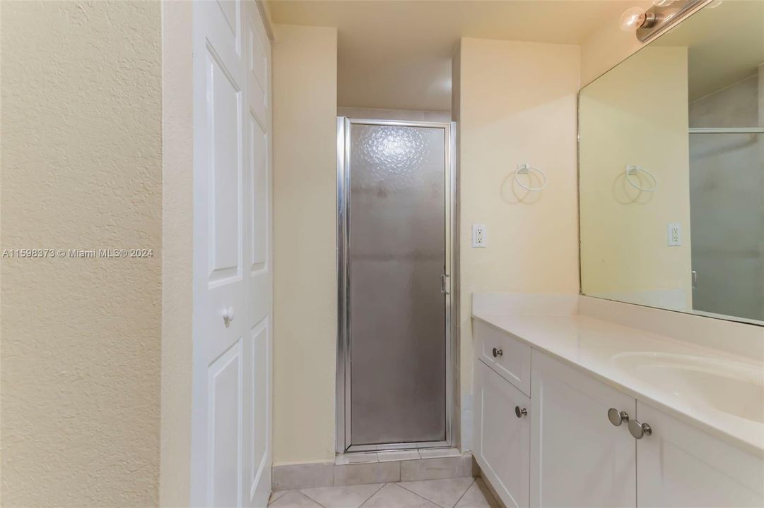 Active With Contract: $2,295 (2 beds, 2 baths, 944 Square Feet)