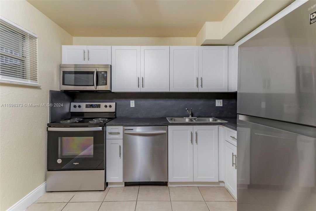 Active With Contract: $2,295 (2 beds, 2 baths, 944 Square Feet)