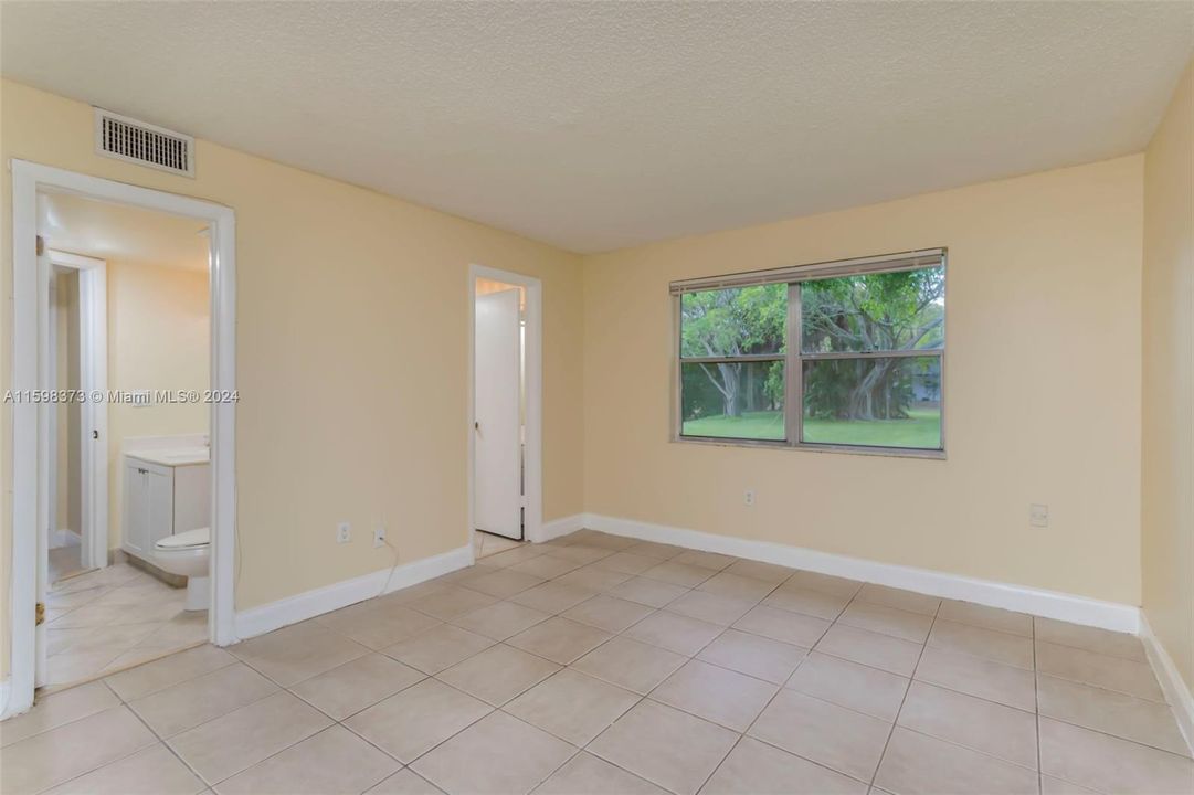 Active With Contract: $2,295 (2 beds, 2 baths, 944 Square Feet)