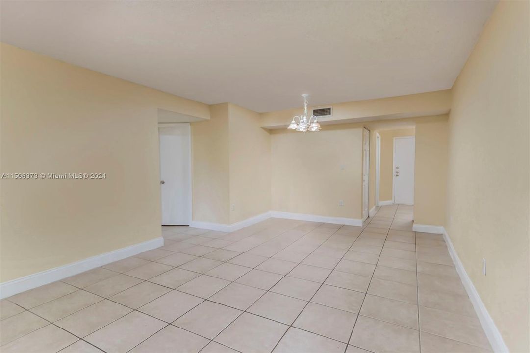 Active With Contract: $2,295 (2 beds, 2 baths, 944 Square Feet)