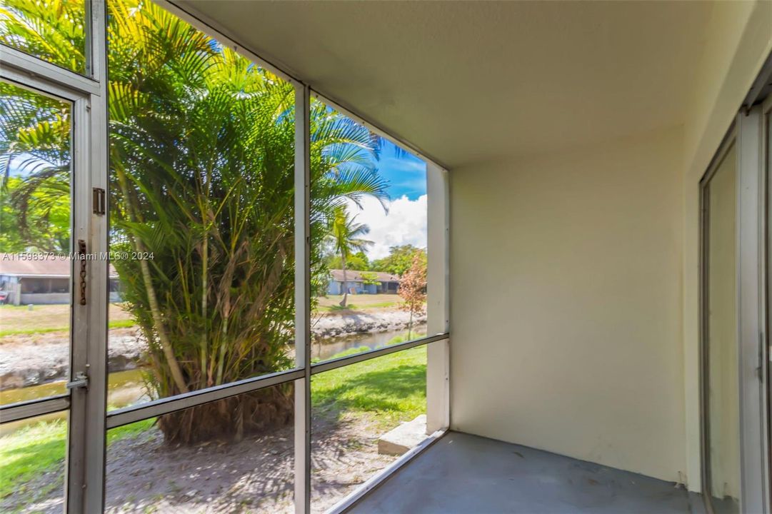 Active With Contract: $2,295 (2 beds, 2 baths, 944 Square Feet)