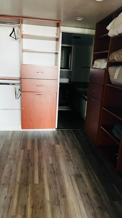 Recently Rented: $3,000 (1 beds, 1 baths, 1086 Square Feet)
