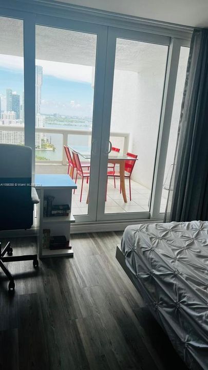 Recently Rented: $3,000 (1 beds, 1 baths, 1086 Square Feet)