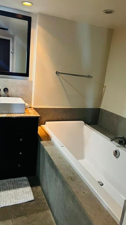 Recently Rented: $3,000 (1 beds, 1 baths, 1086 Square Feet)