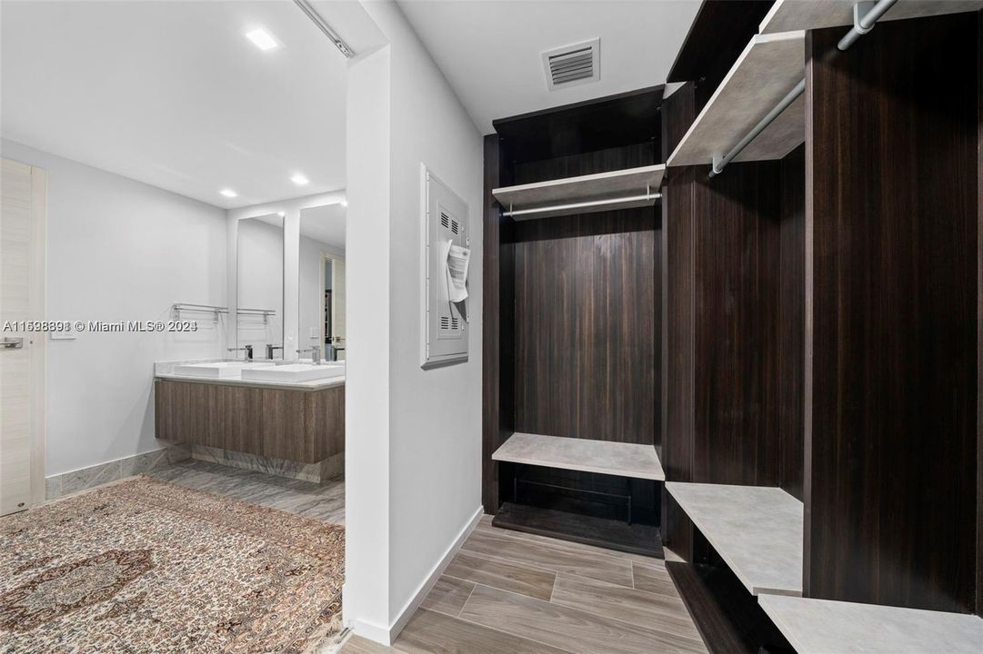 最近租的: $9,350 (3 贝兹, 4 浴室, 1613 平方英尺)