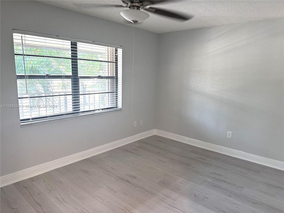 Active With Contract: $2,200 (2 beds, 2 baths, 988 Square Feet)