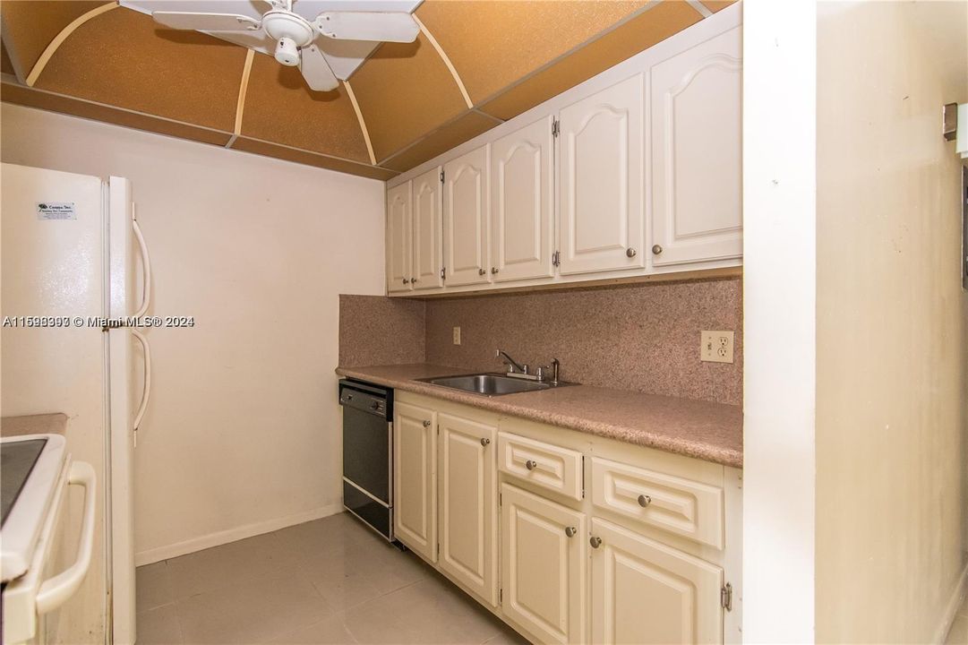 For Rent: $1,500 (1 beds, 1 baths, 811 Square Feet)