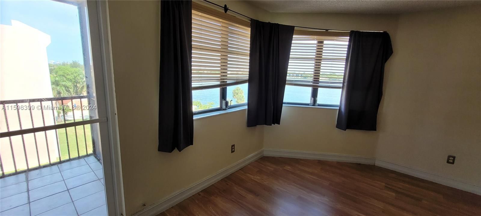Active With Contract: $1,700 (1 beds, 1 baths, 1100 Square Feet)