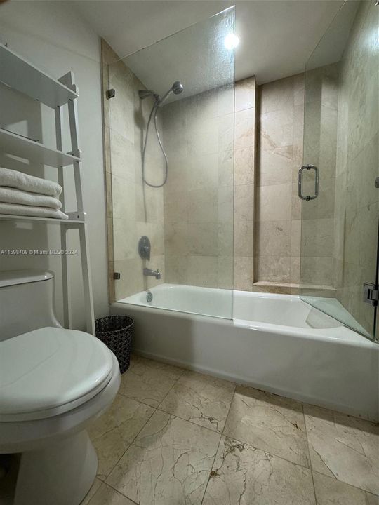 Active With Contract: $2,000 (1 beds, 1 baths, 952 Square Feet)