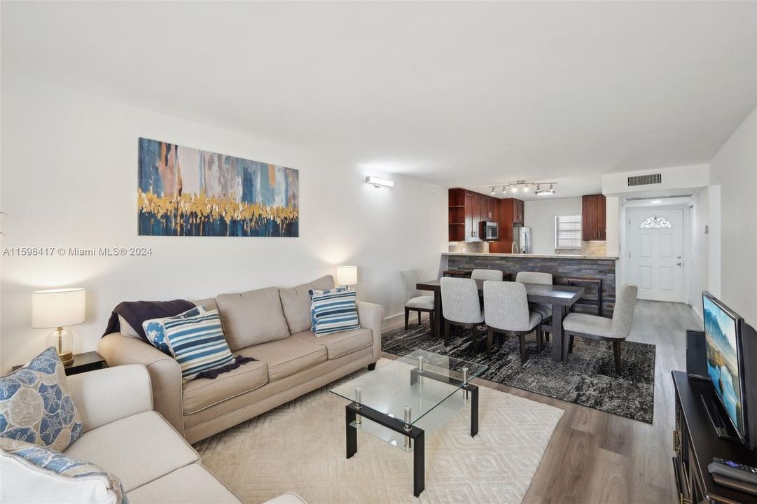 Active With Contract: $269,900 (2 beds, 2 baths, 979 Square Feet)