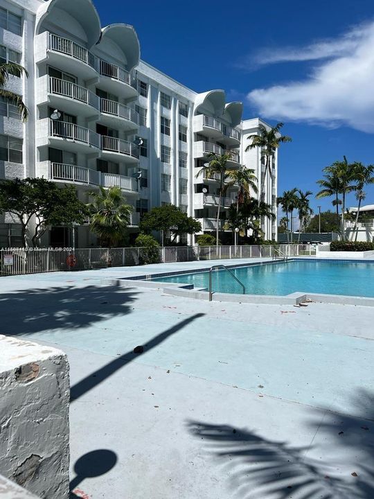 Recently Rented: $1,700 (1 beds, 1 baths, 826 Square Feet)