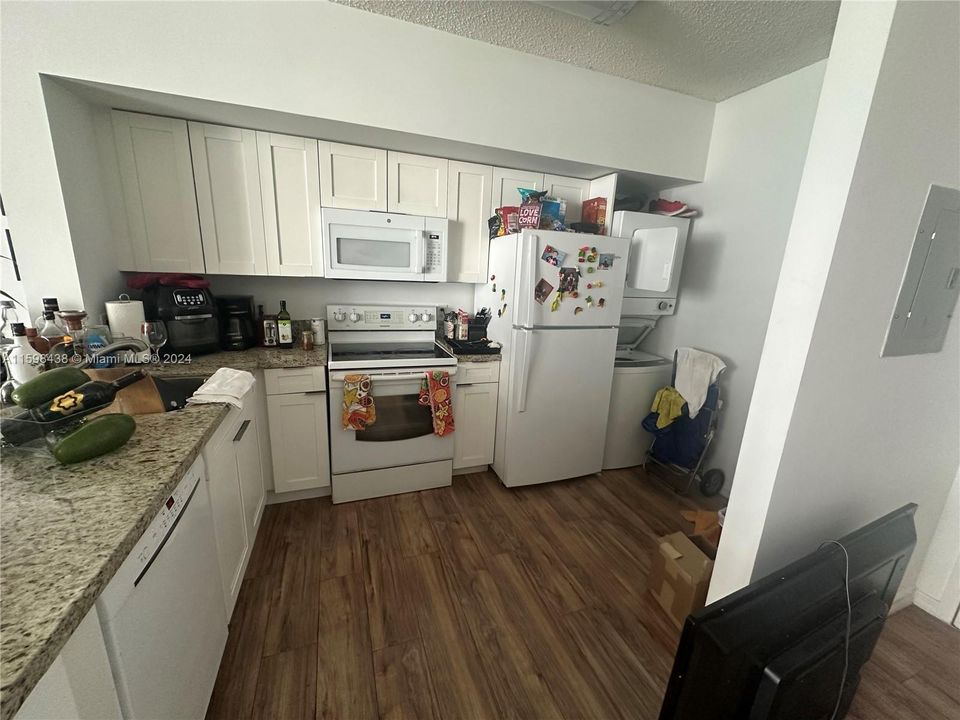 Active With Contract: $2,150 (1 beds, 1 baths, 685 Square Feet)