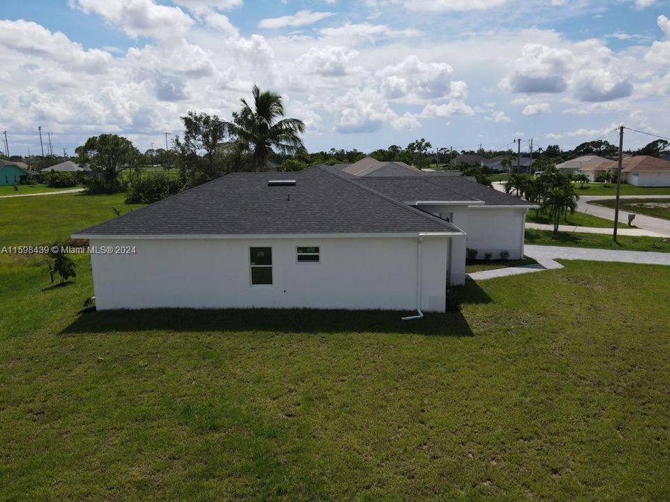 For Sale: $450,000 (3 beds, 3 baths, 1889 Square Feet)