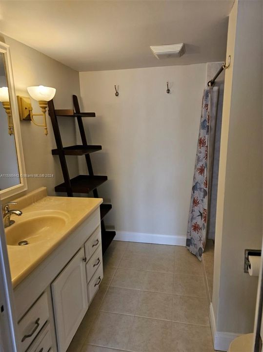 For Rent: $2,750 (2 beds, 2 baths, 1130 Square Feet)