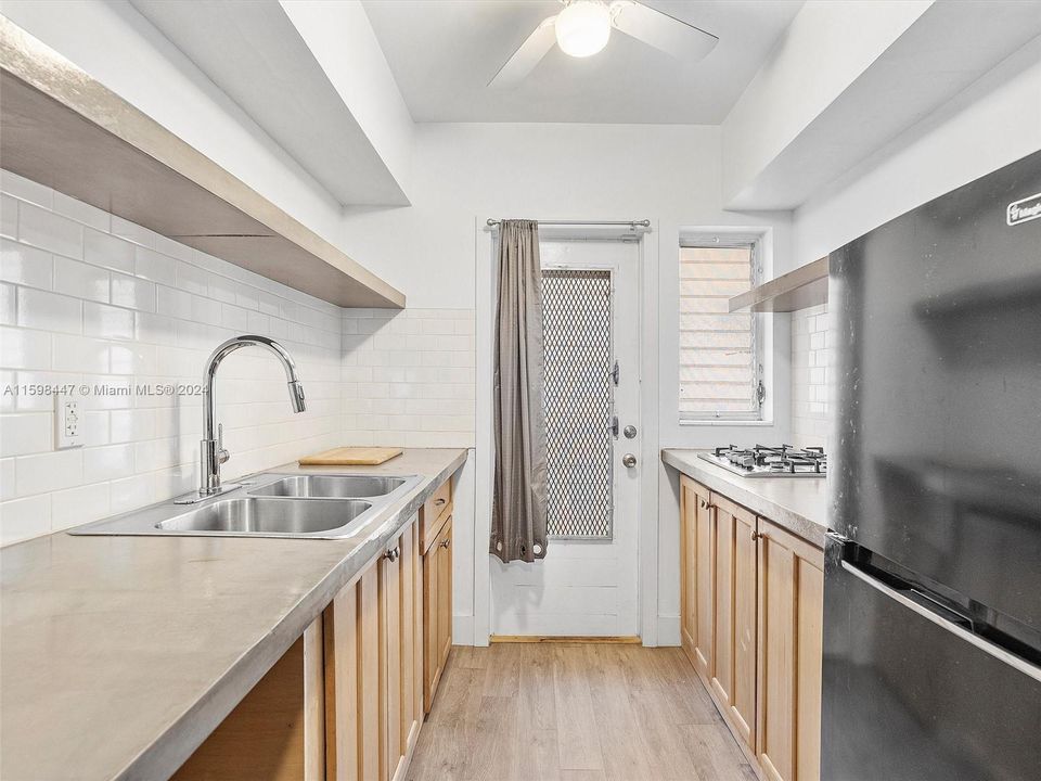 For Sale: $225,000 (1 beds, 1 baths, 440 Square Feet)