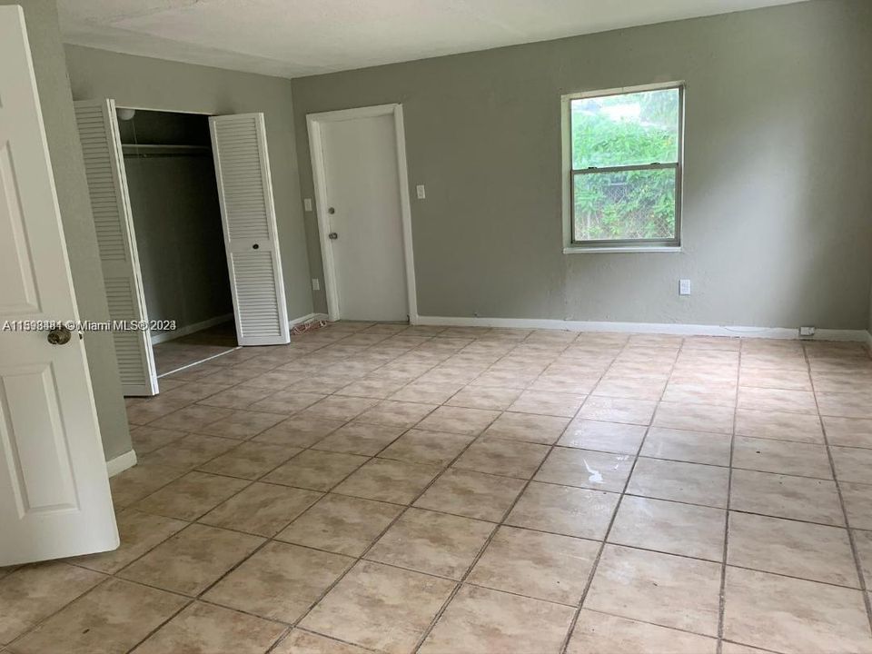 Active With Contract: $3,500 (4 beds, 2 baths, 1518 Square Feet)